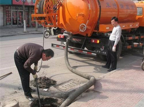 让胡路清掏化粪池，健康生活从这里开始